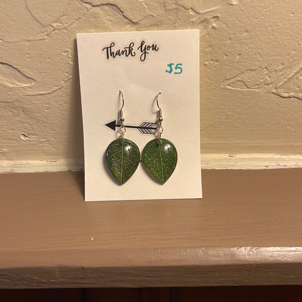 Hanging leaf earrings